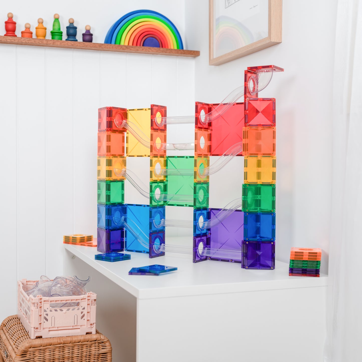 Magnetisch speelgoed regenboog knikkerbaan met Connetix tiles in kinderkamer setting
