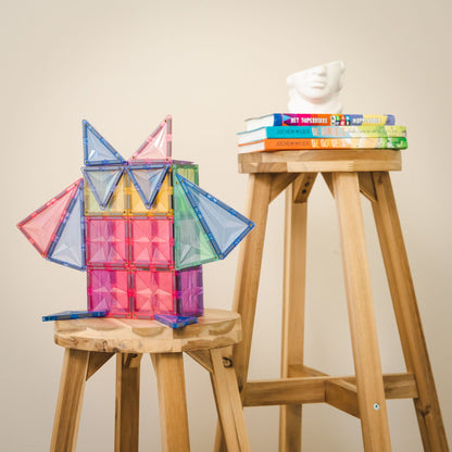 Magnetisch speelgoed decoratie, Coblo bouwen met magneten op houten krukje in kinderkamer interieur
