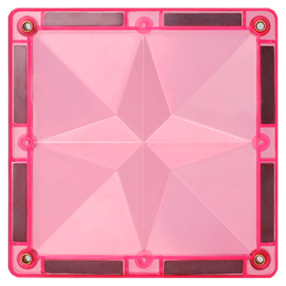 Magnetisch speelgoed detail, roze Coblo tegel met zichtbare magneetstrips en geometrisch patroon binnen
