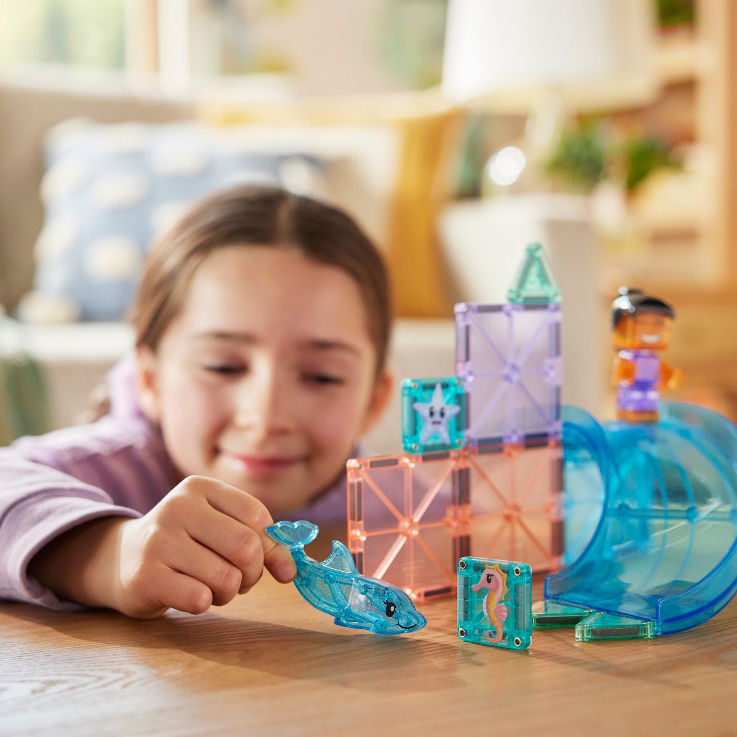 Magnetisch speelgoed Dolphin Bay met magnetische dolfijn, zeepaardje en MicroMags tegels in gebruik