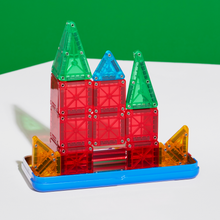 Magnetisch speelgoed kasteel gebouwd met rode, groene, blauwe en gele MicroMags tegels