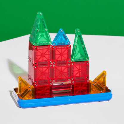 Magnetisch speelgoed kasteel gebouwd met rode, groene, blauwe en gele MicroMags tegels