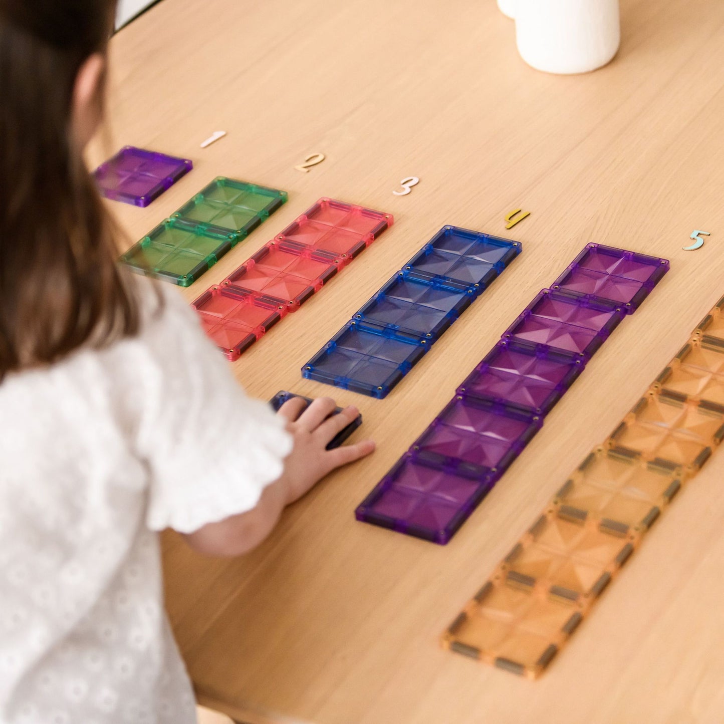 Magnetisch speelgoed met kind, Coblo magneten in pastelkleuren voor educatief bouwen en leren tellen