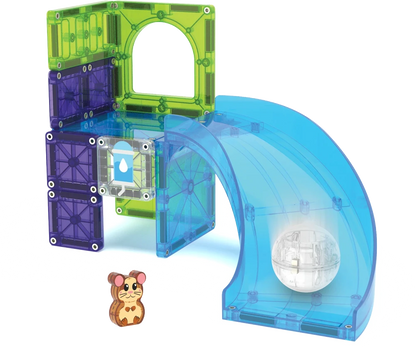 Speelstructuur van magnetisch speelgoed met doorzichtige glijbaan en rollende Hamster Ball van Magna Tiles.