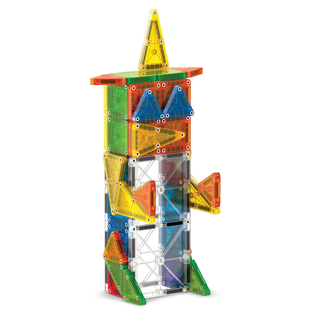 Gekleurde toren gebouwd met 70 magnetische bouwstenen uit de Magnetic Magna Tiles MicroMags deluxe set voor kinderen.