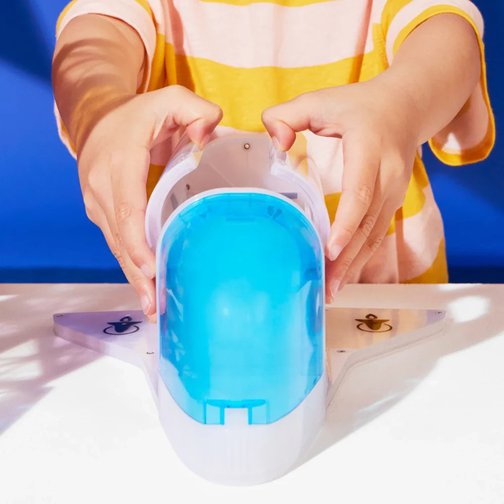 Close-up van blauwe raket van magnetisch speelgoed uit de Magnetic Magna Tiles Space set, met 32 magnetische bouwstenen.