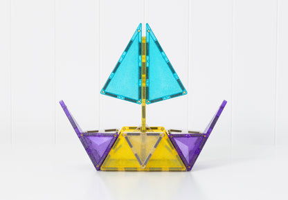 Zeilboot gebouwd met Connetix Glitter Unicorn Pack 56pc glitter magneet tegels in blauw, paars en geel