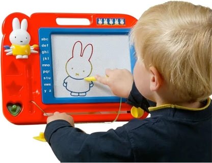 Kind speelt met Magnetisch tekenbord Nijntje en tekent een kleurplaat van Miffy, educatief speelgoed voor peuters.