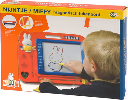 Magnetisch tekenbord Nijntje verpakking, met kind dat speelt en een kleurplaat maakt, ideaal educatief speelgoed.
