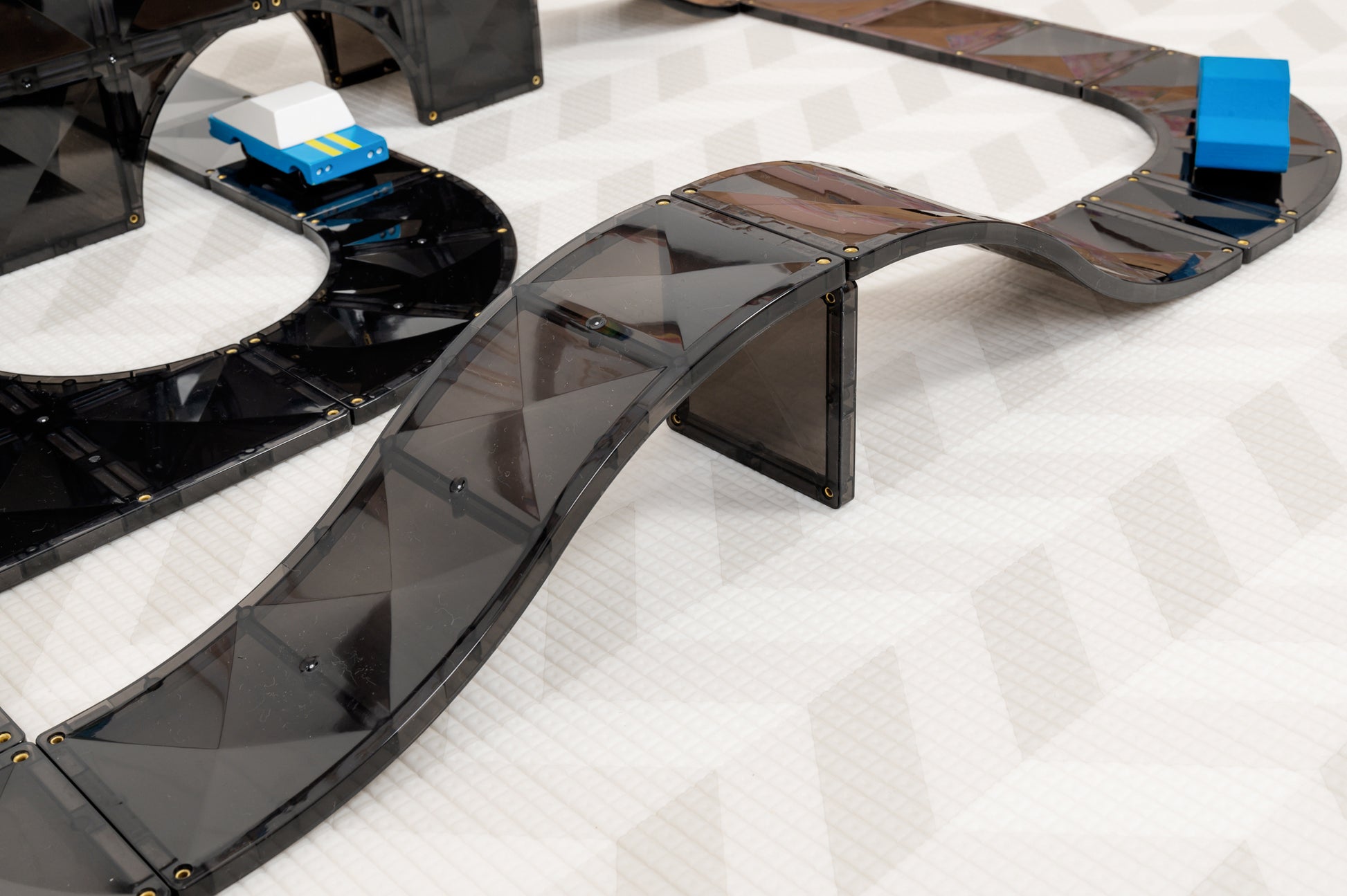 Detail brug van Connetix Creative Roads Pack 48pc magnetische bouwstenen met speelgoedauto's