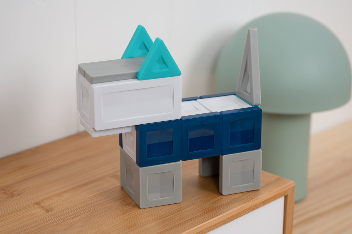 Hond gebouwd van magnetische bouwstenen uit de Connetix PRO Constructor Set 70pc in blauw, grijs en turquoise