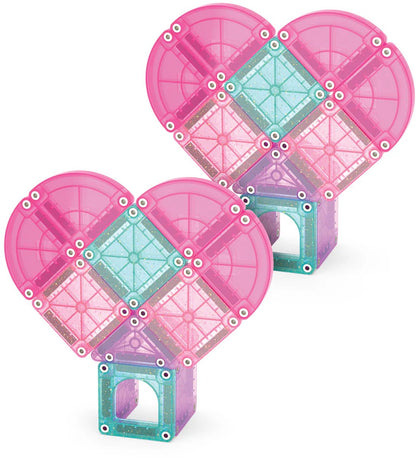 Bovenaanzicht 26 magnetische bouwstenen Magna Tiles twee hartvormige creaties roze turquoise
