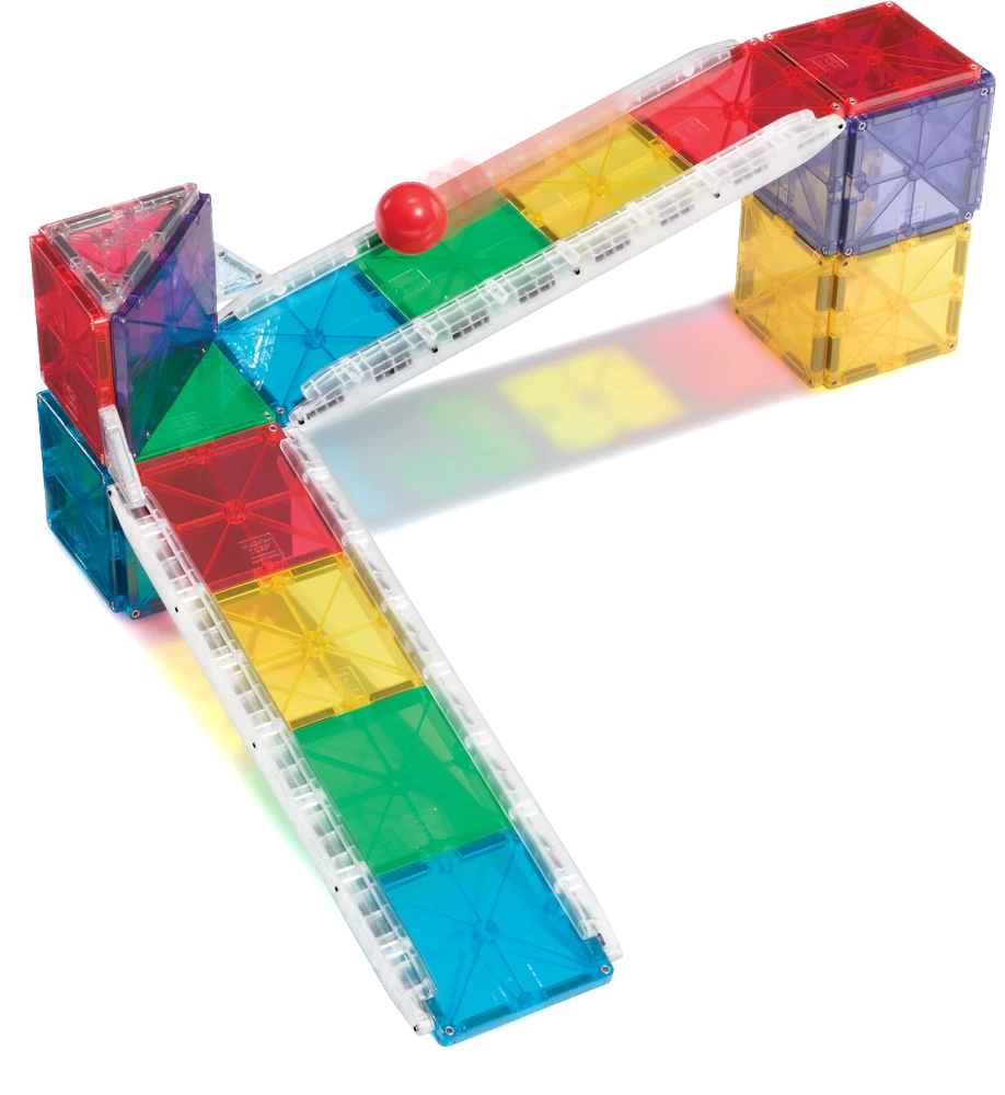 Kindvriendelijke knikkerbaan magnetisch gebouwd met rode, gele, groene en blauwe tegels.