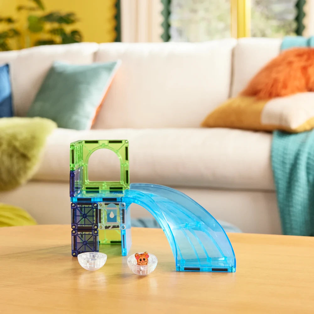 Compacte magnetische speelstructuur van Magna Tiles met hamsterfiguur op een houten tafel.