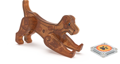 Close-up van een bruine doorzichtige hond van magnetisch speelgoed, met pootafdruk-tegel van Magna Tiles.