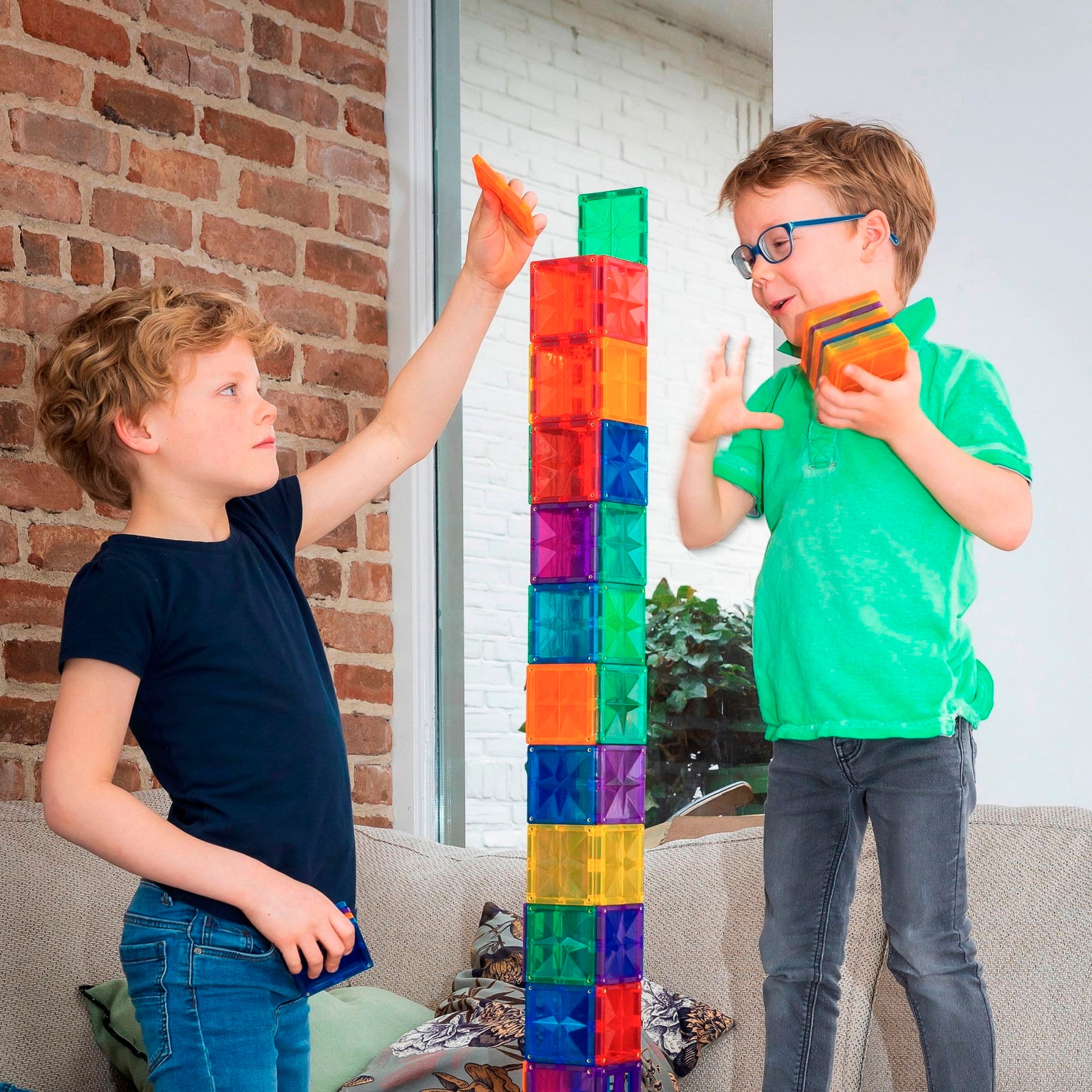 Magnetische tegels Coblo waarbij kinderen hoge kleurrijke toren bouwen in woonkamer