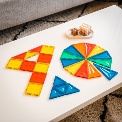 Magnetische tegels Coblo plat op tafel met kleurrijke vierkanten en driehoeken patroon voor kinderen