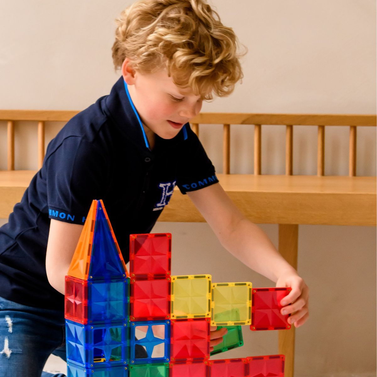Magnetische tegels jongen speelt met Coblo magnetische bouwstenen kleurrijk constructie speelgoed kind