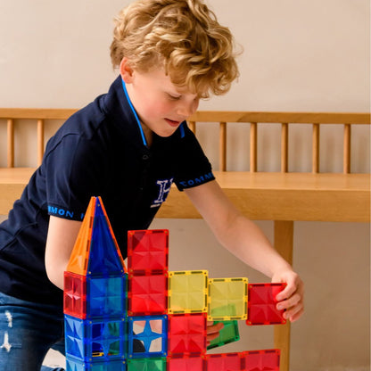 Magnetische tegels jongen speelt met Coblo magnetische bouwstenen kleurrijk constructie speelgoed kind