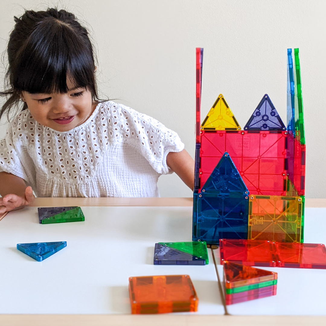 Kind bouwt hoog gebouw met 32 magnetische tegels magneet speelgoed voor creatief spelen thuis