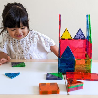 Kind bouwt hoog gebouw met 32 magnetische tegels magneet speelgoed voor creatief spelen thuis