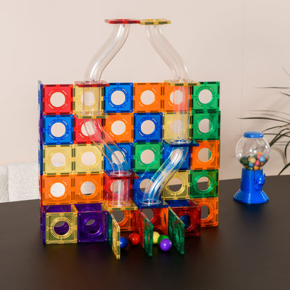 Coblo magnetische tegels knikkerbaan constructie bovenaanzicht met gekleurde transparante buizen en knikkers