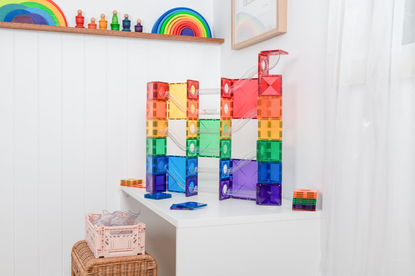 Magnetische tegels knikkerbaan constructie met Connetix speelgoed in moderne kinderkamer