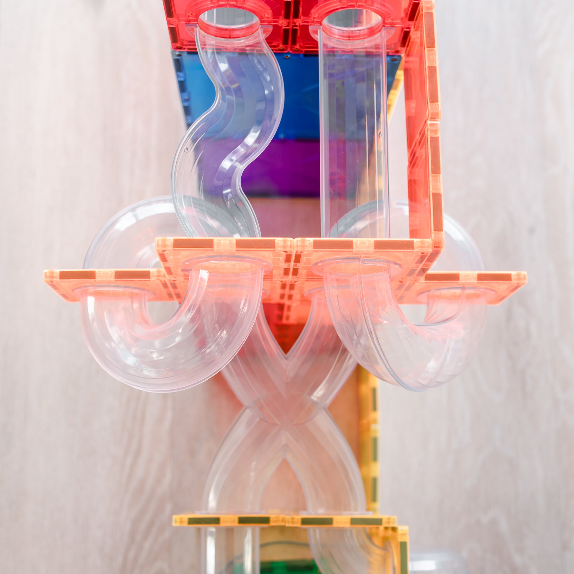 Detail magnetische tegels knikkerbaan Connetix met transparante glijbanen en rainbow kleuren