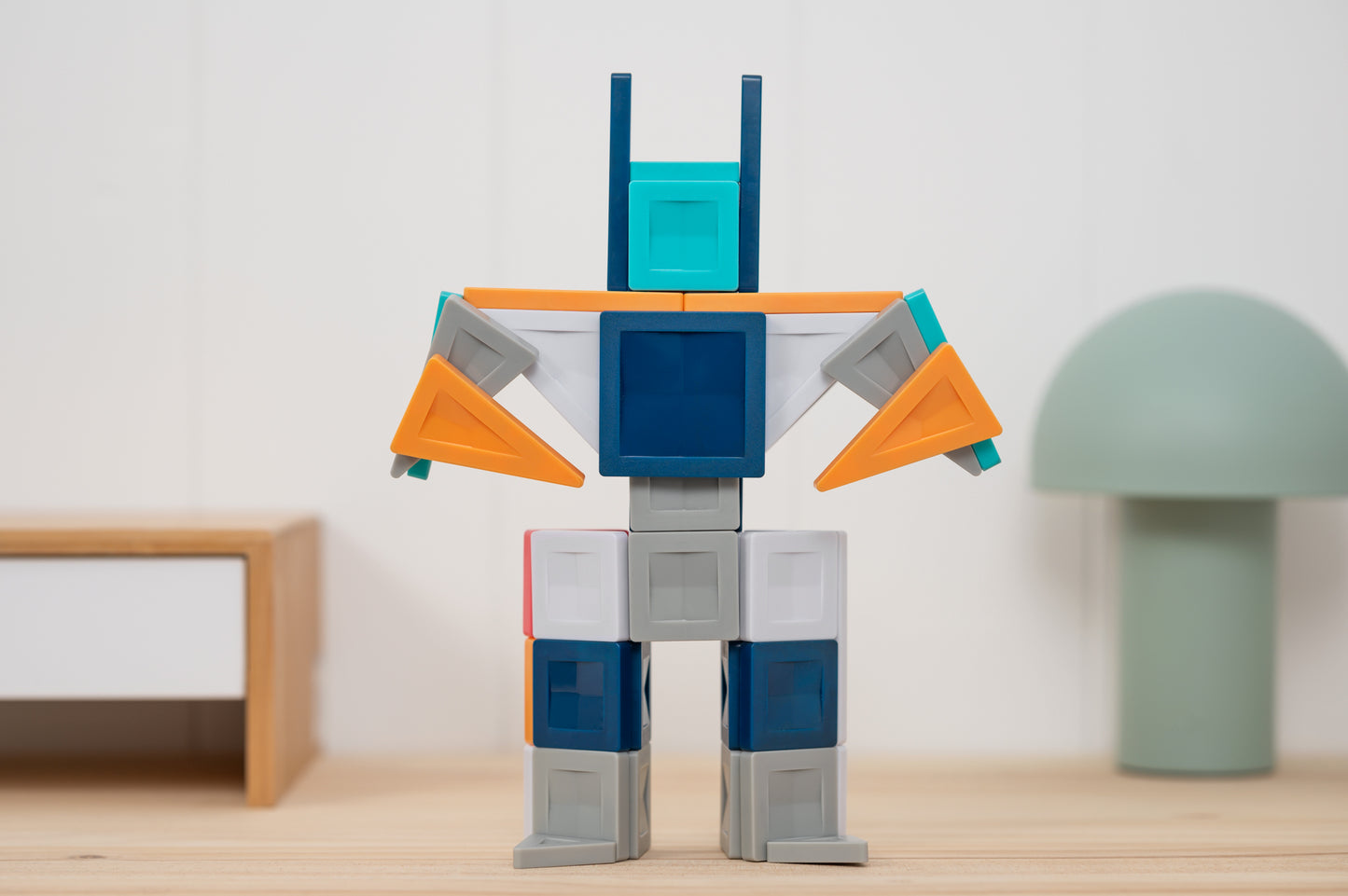 Kleurrijke robot gemaakt van magnetische tegels uit de Connetix PRO Constructor Set 70pc op houten plank