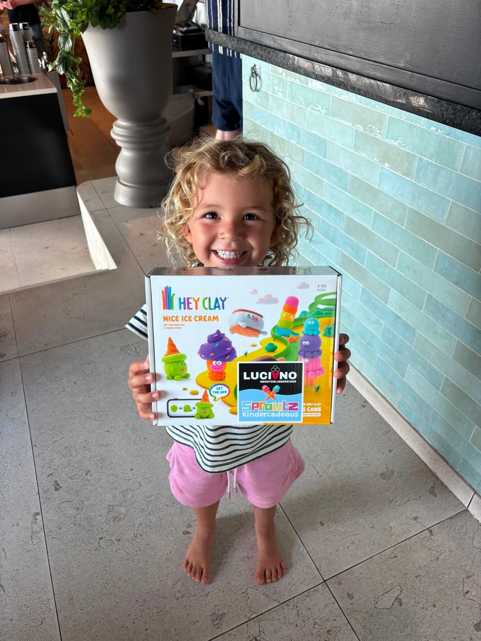 Meisje is blij met haar gekregen cadeau hey clay nice ice cream set van de Luciano en Sproutz spaaractie.