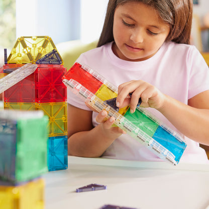 Meisje bouwt magnetic magna tiles knikkerbaan met 8 magnetische rails en magnetisch speelgoed