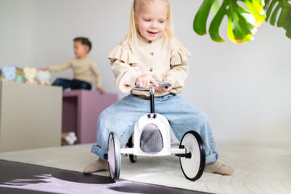 Meisje op loopauto speelgoed wit-roze retro design, montessori baby speelgoed voor motoriek