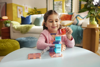 Meisje speelt aan tafel met de Magna Tiles Cat Tree set met magnetische tegels en rode kat.