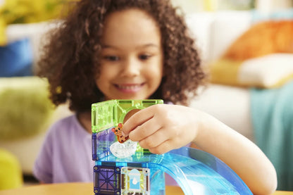 Lachend meisje speelt met de kleurrijke Hamster Ball set van Magna Tiles met magnetische bouwstenen.