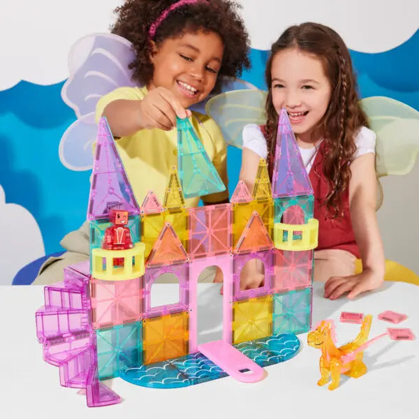 Twee meisjes bouwen met magnetic Magna Tiles Castle DLX, 48 magnetische microMAGS bouwstenen in felle kleuren.