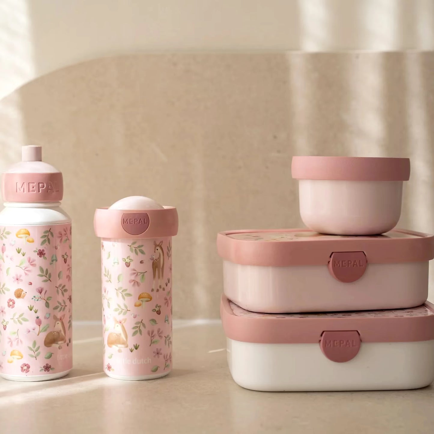 Set met Little Dutch drinkfles Mepal Campus Fairy Garden 400ml, roze broodtrommels en snackdoosjes in bijpassend design.