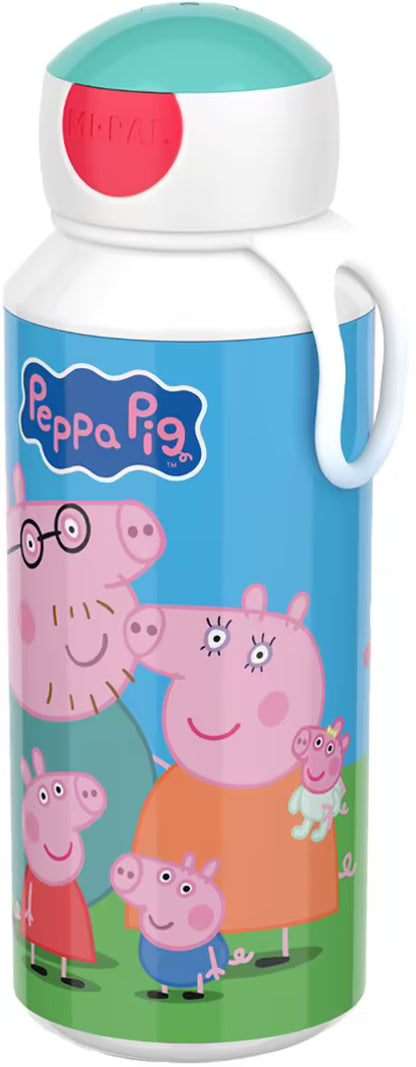 Vrolijke Mepal drinkbeker Peppa Pig zijaanzicht, stevige drinkfles kind met vrolijk design, perfect voor dagelijks gebruik.