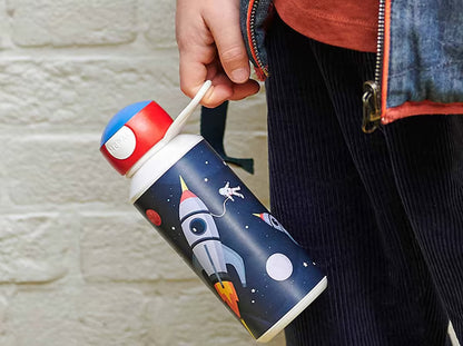 Kind met Mepal drinkfles met ruimte-thema en raketprint, ideaal als vrolijke en duurzame drinkfles kind voor school
