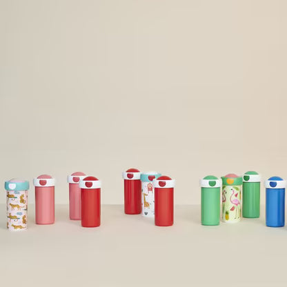 Diverse Mepal drinkflessen in felle kleuren en prints, ideaal voor kinderen op school of onderweg.