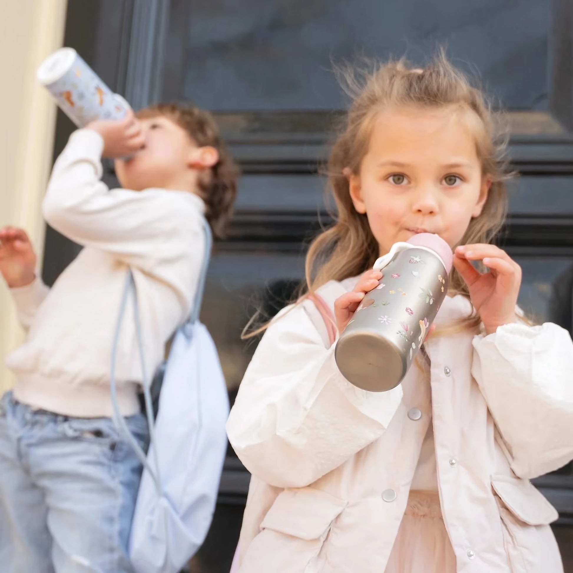 Mepal rvs Isoleerfles 350 ml Little Dutch Fairy Garden, meisje drinkt eenvoudig via flip-up rietje buiten.