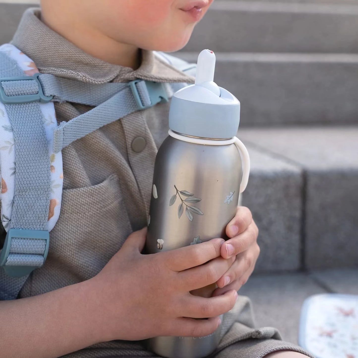 Mepal Isoleerfles 350 ml Forest Friends met blauwe dop, ideale rvs drinkfles kind voor school, sport en buitenshuis.