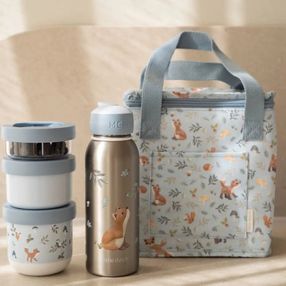 Mepal Isoleerfles Forest Friends 350 ml naast broodtrommel en lunchtas, praktische rvs drinkfles voor kinderen.