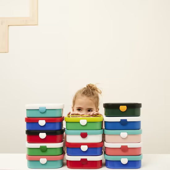Stapel Mepal lunchboxen in vrolijke kleuren, ideaal voor kinderen, stevig en handig voor school of onderweg