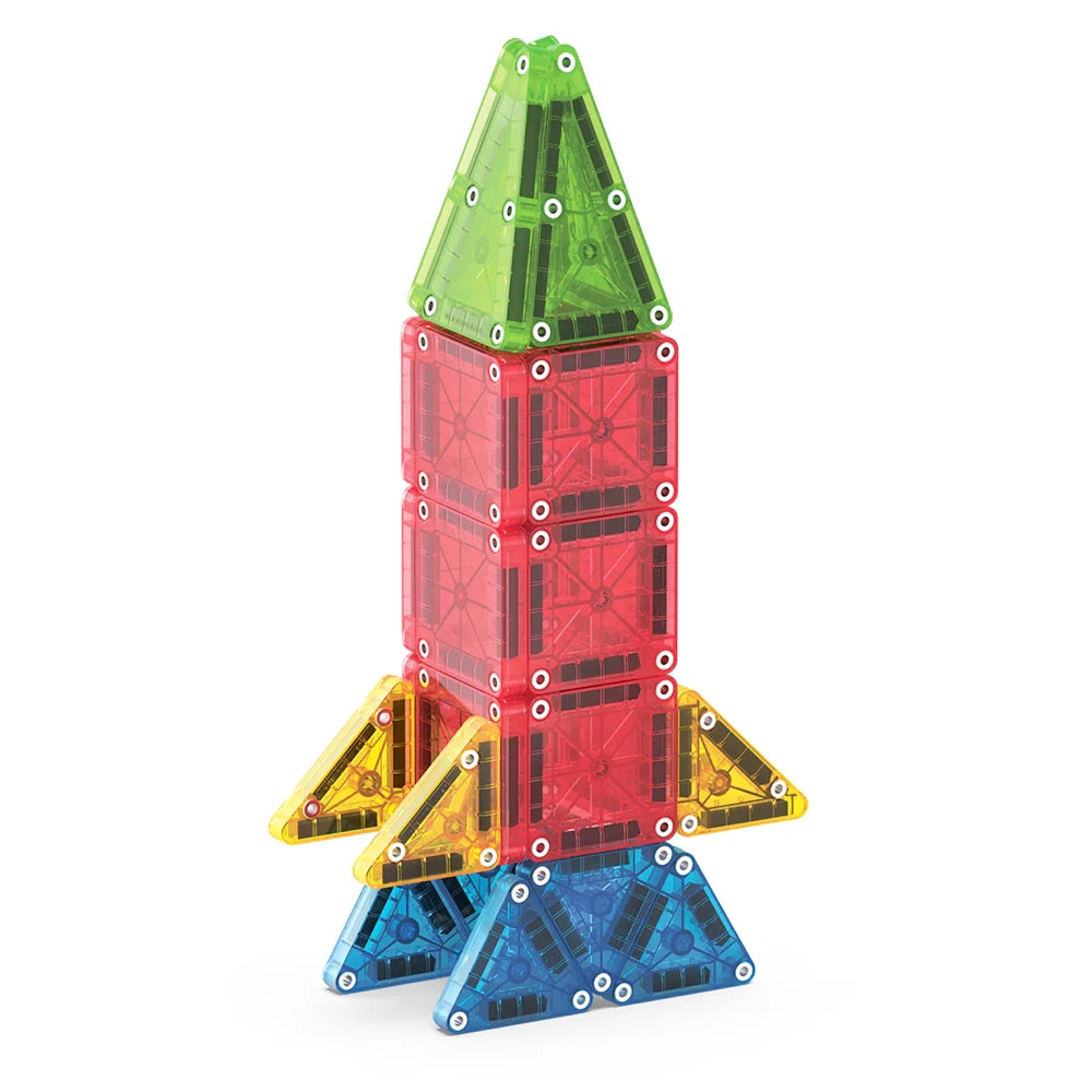 Raketconstructie gemaakt van 26 magnetische bouwstenen uit de MicroMAGS Travel Set, kleurrijk magnetisch speelgoed voor kinderen.