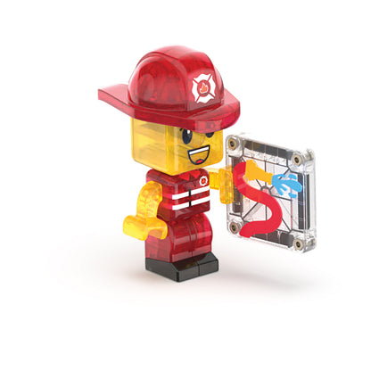 Magnetic magna tiles MicroMags brandweerman figuur detailfoto met rode helm en brandweerslang accessoire