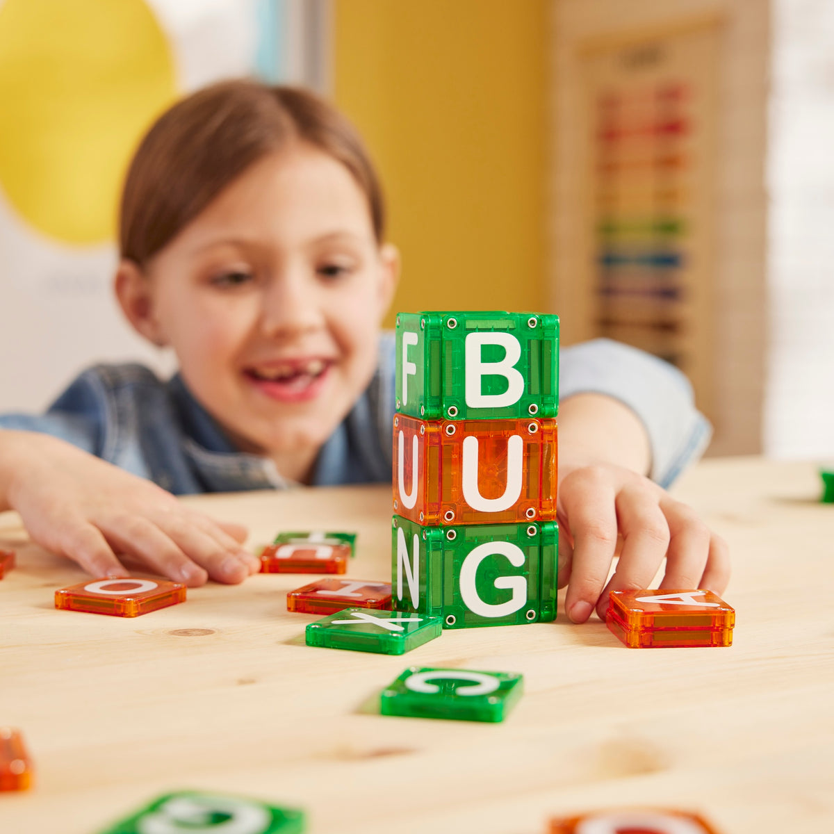Magna Tiles microMAGS Learn Letters kind speelt met magnetisch speelgoed letter inzicht