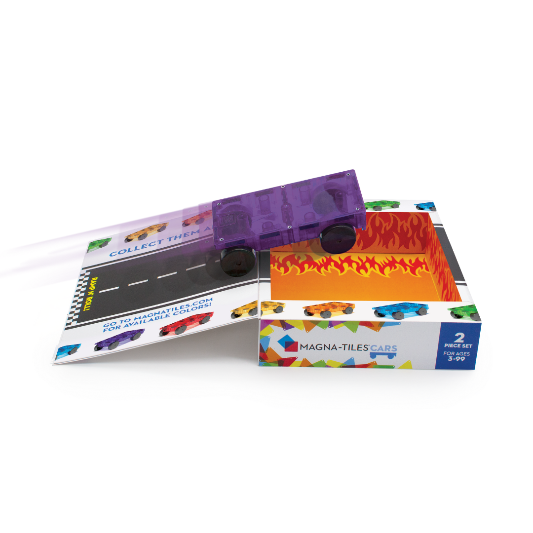 Paarse magnetische auto op speelveld met MicroMags brochure en Magna-Tiles Cars verpakkingsdoos
