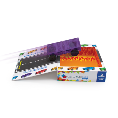 Paarse magnetische auto op speelveld met MicroMags brochure en Magna-Tiles Cars verpakkingsdoos