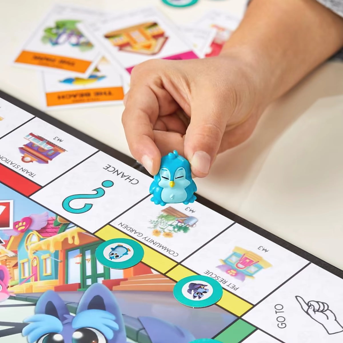 Monopoly Junior detailfoto met pinguïn pion op het speelbord, vrolijk Hasbro bordspel dat kinderen leren tellen en rekenen.