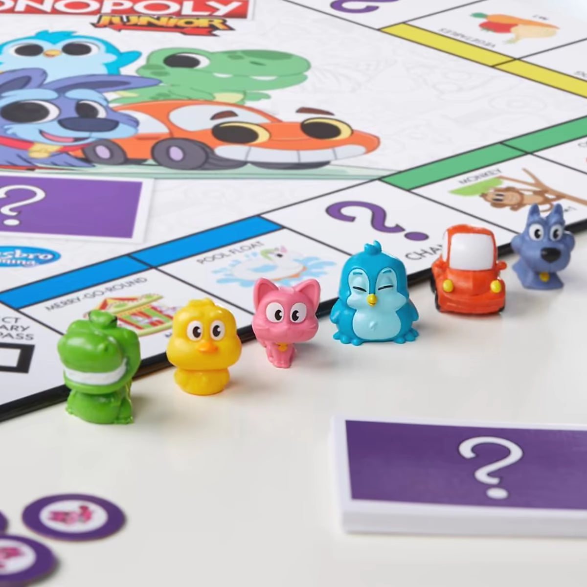 Monopoly Junior bordspel overzicht met kleurrijke figuren zoals Rex dino en Mollie kat, ideaal bordspel voor kinderen.